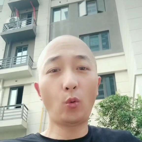 活泼打耳机的照片