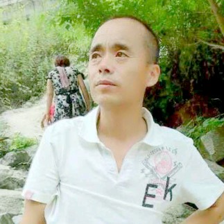 小熊猫浅吻激情的照片