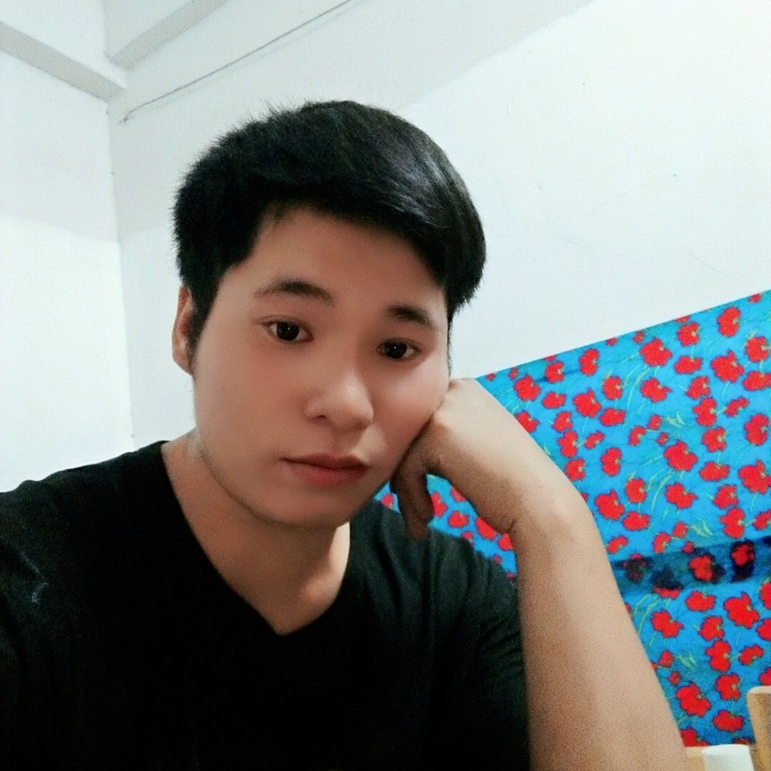 欢呼的小伙的照片