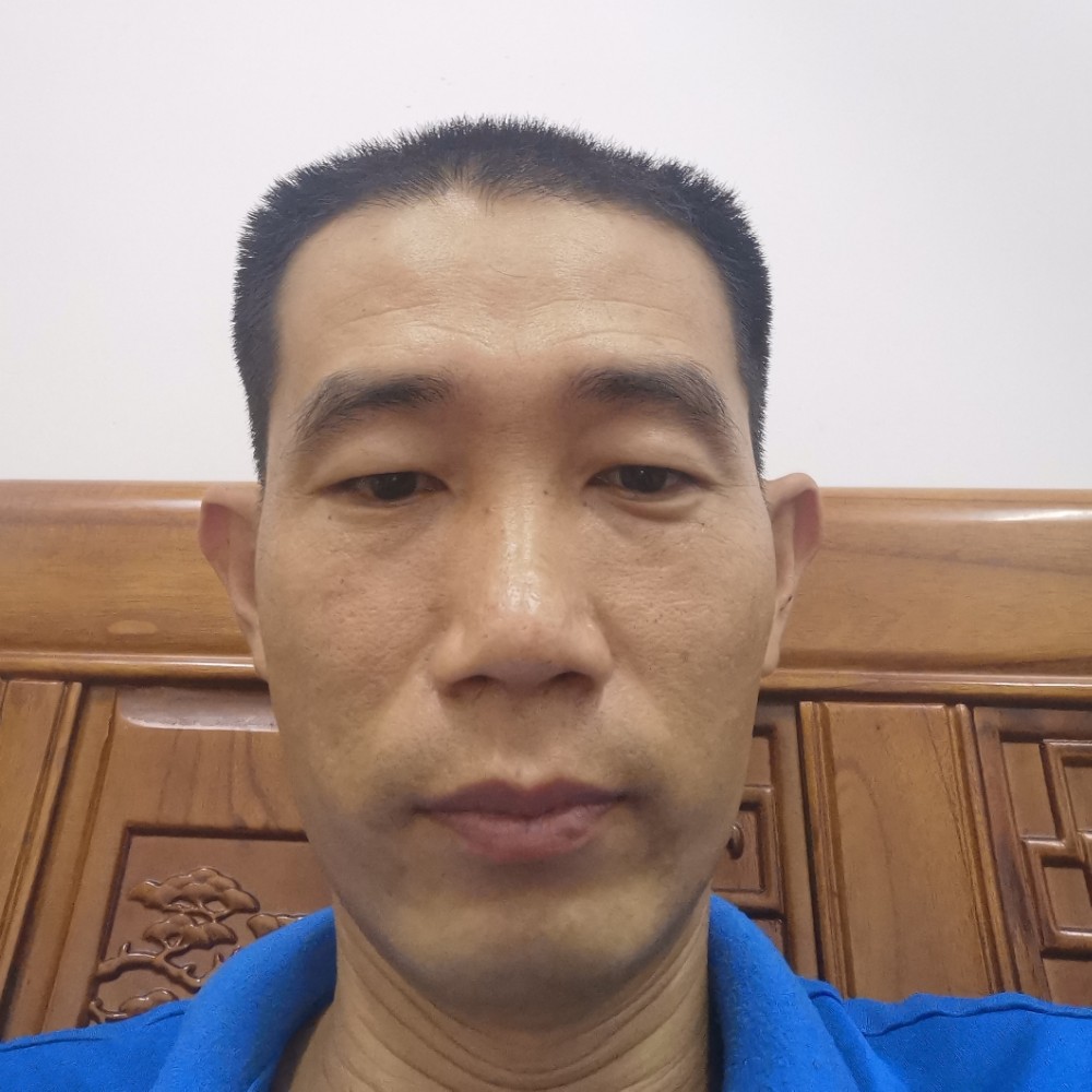 大路上的平凡人的照片