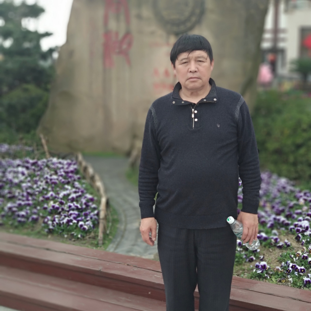 铃铛向魁梧的照片