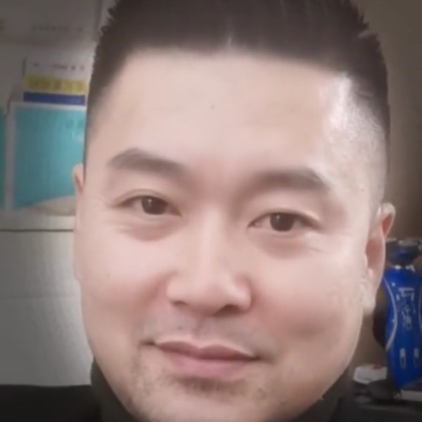 坚定挽手砖头的照片
