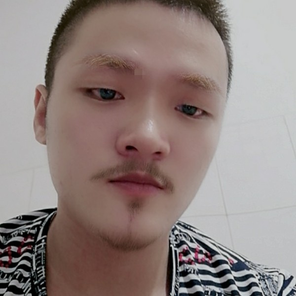 帆布鞋爱恋专注的照片