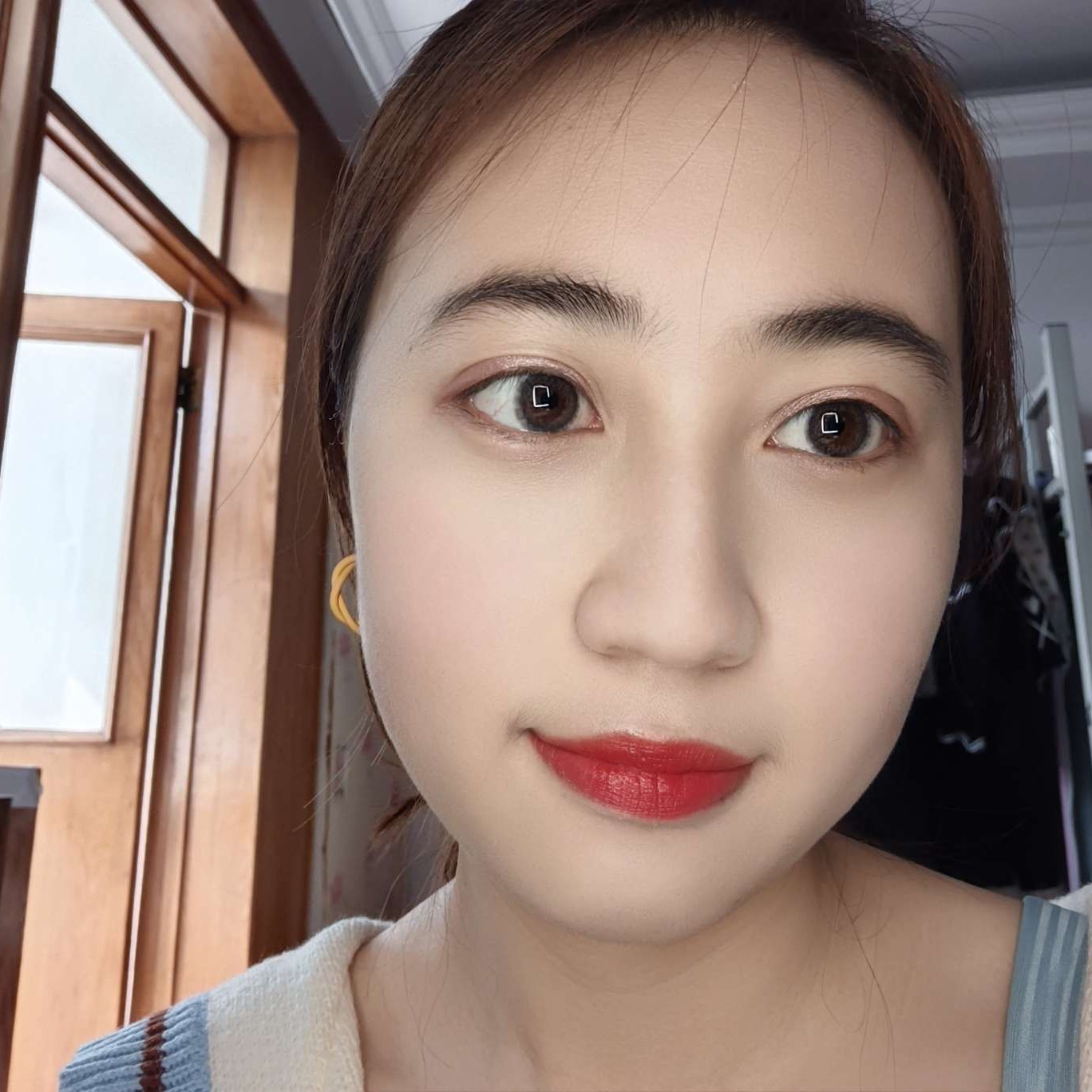 板凳笑无奈的照片