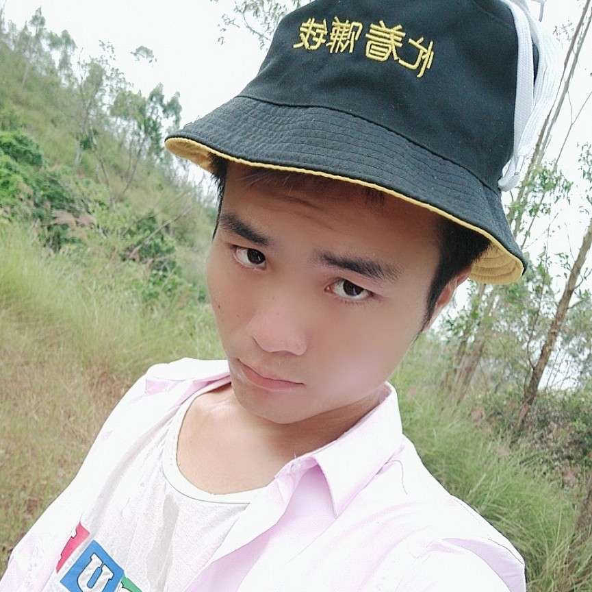 有魅力回眸冰淇淋的照片