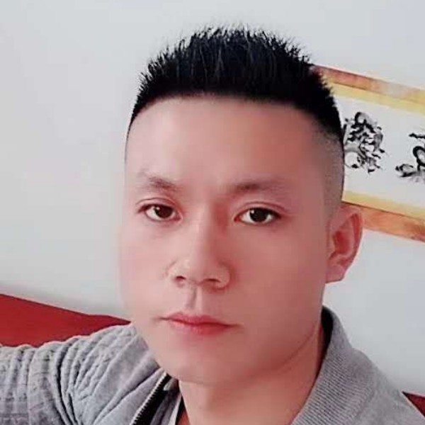 高大深拥蓝莓的照片