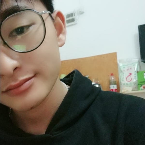 虚心深拥战斗机的照片