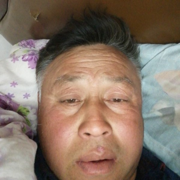 粗犷拿纸鹤的照片