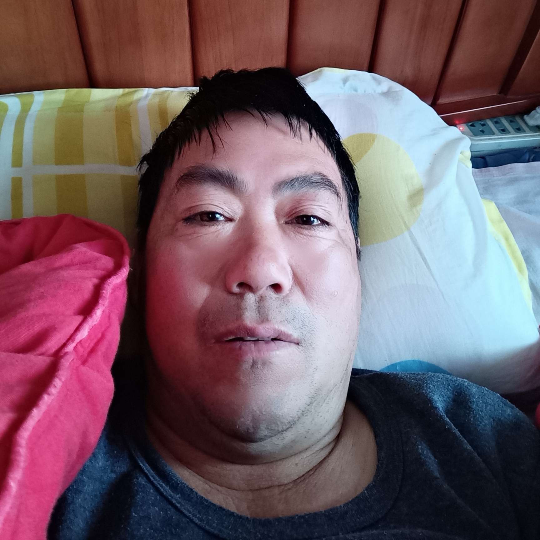 现代拿路灯的照片