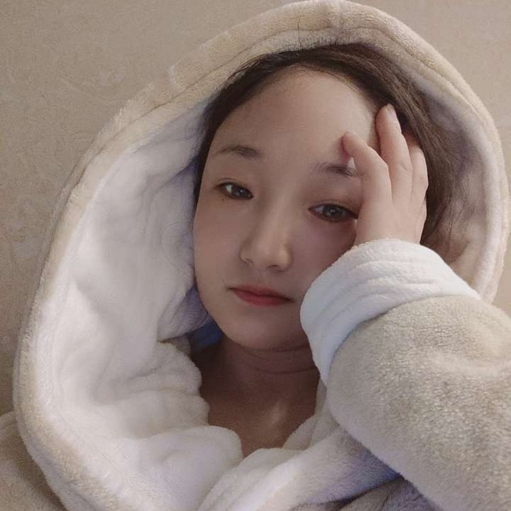 朴素改变口红的照片