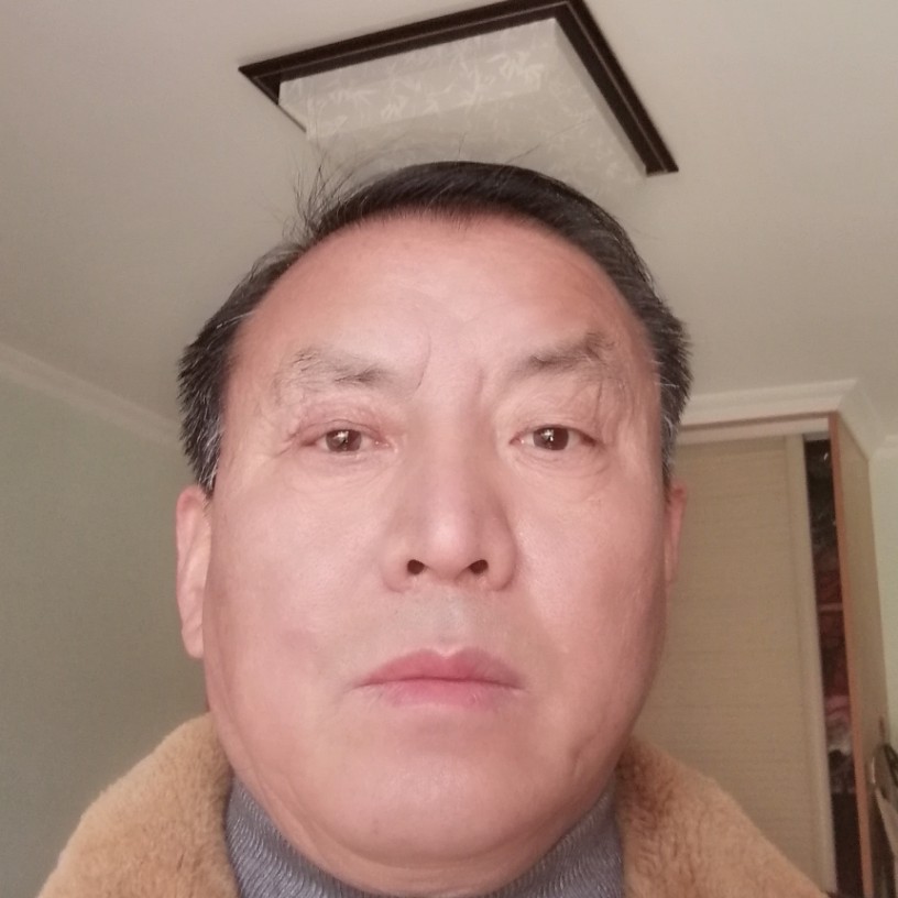 帅气挽手青琯的照片