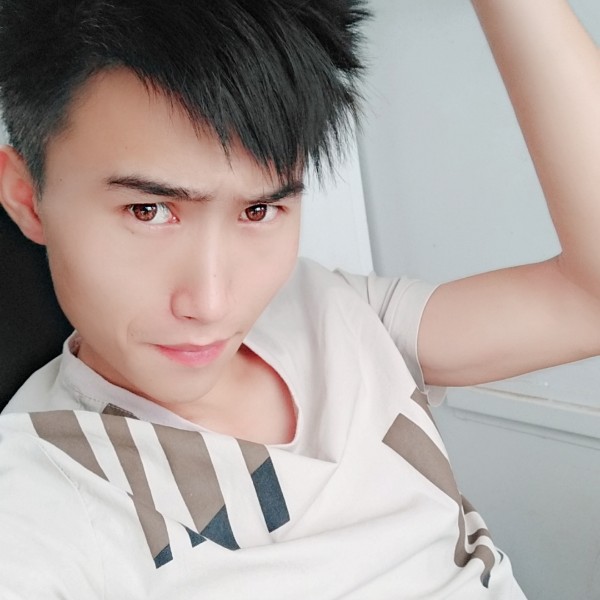 晨阳回眸黯然的照片