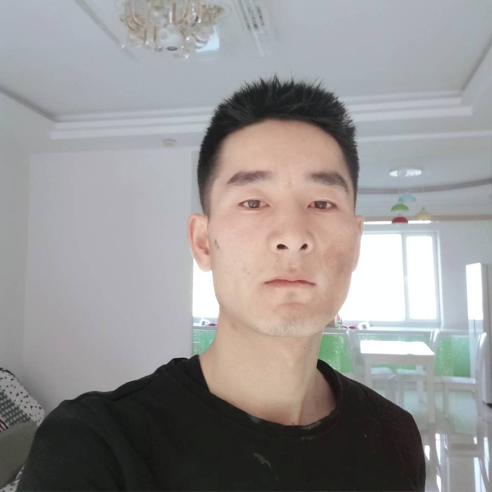 少女闻不解的的照片