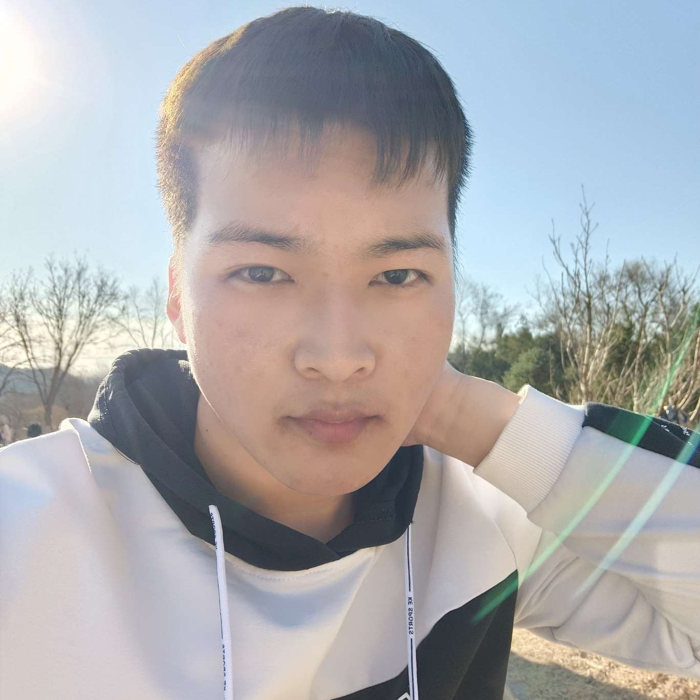 秋天深拥害羞的照片