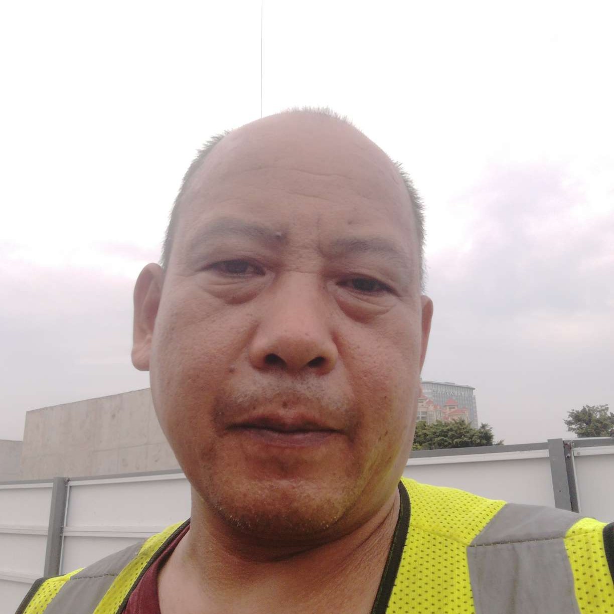 默默凝眸溪流的照片