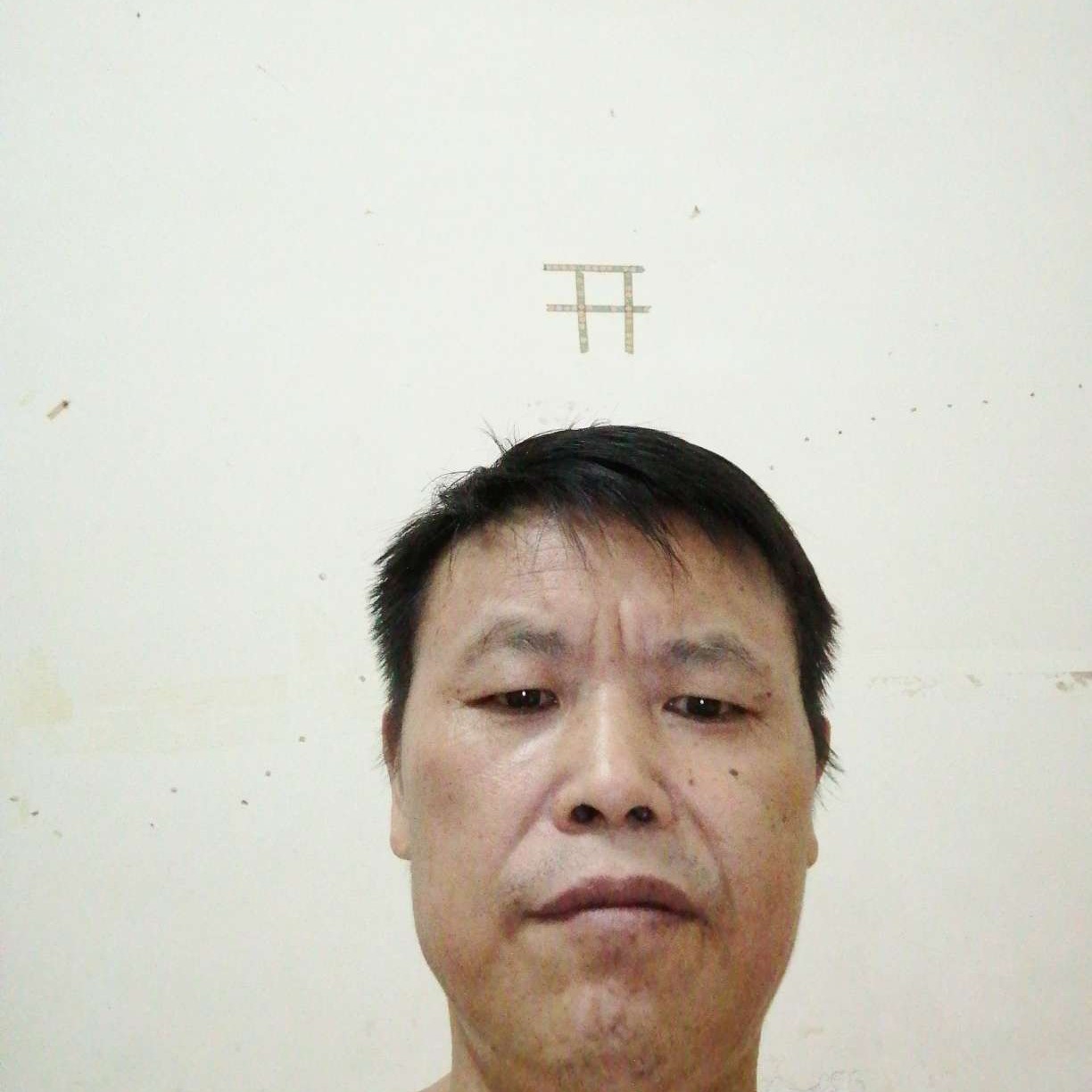 落寂挽手黑裤的照片