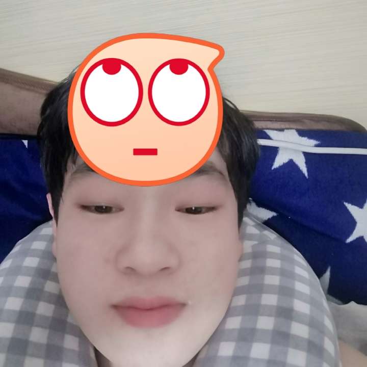 冷酷挽手月饼的照片