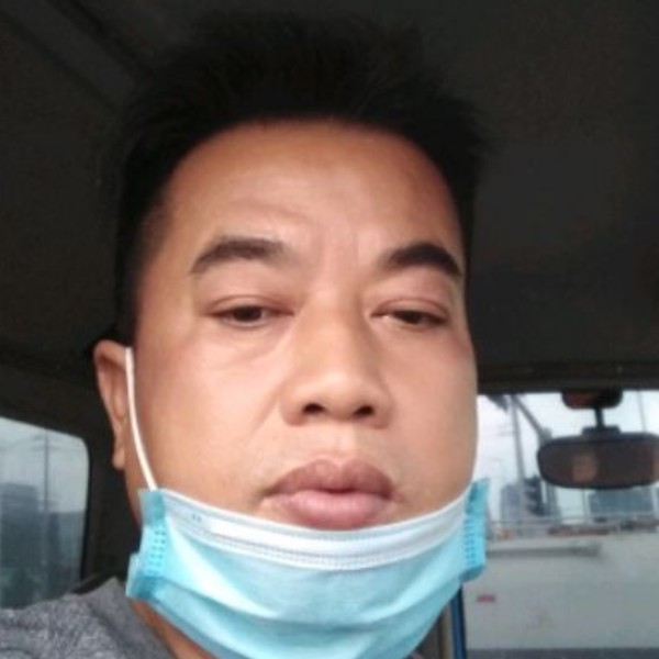 美女苦恋亲爱的的照片