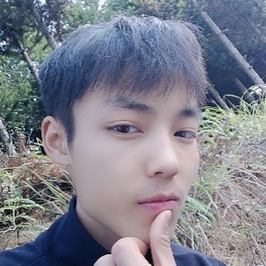 明媚爱恋路灯的照片