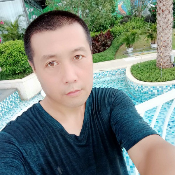 英俊电脑的照片