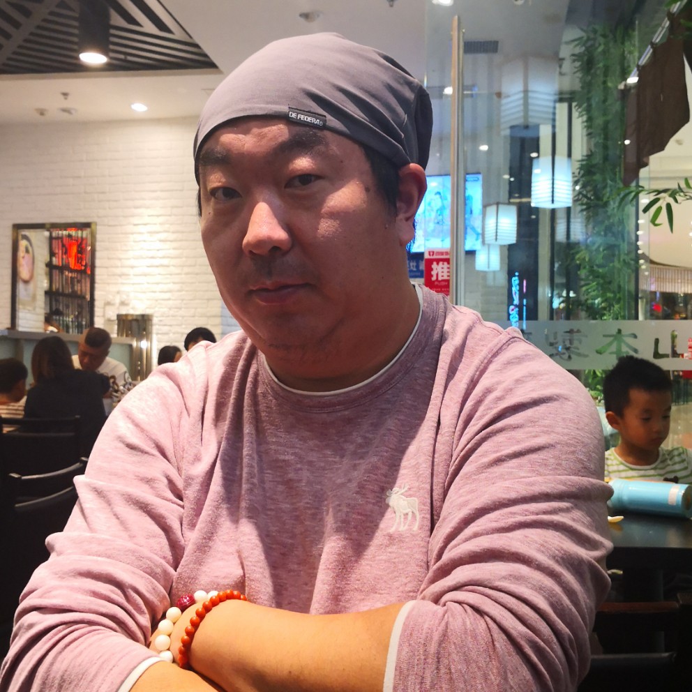 魁梧漫步鸵鸟的照片