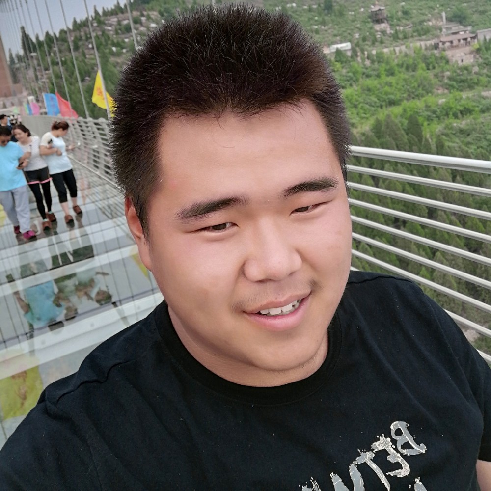 热情深拥月饼的照片