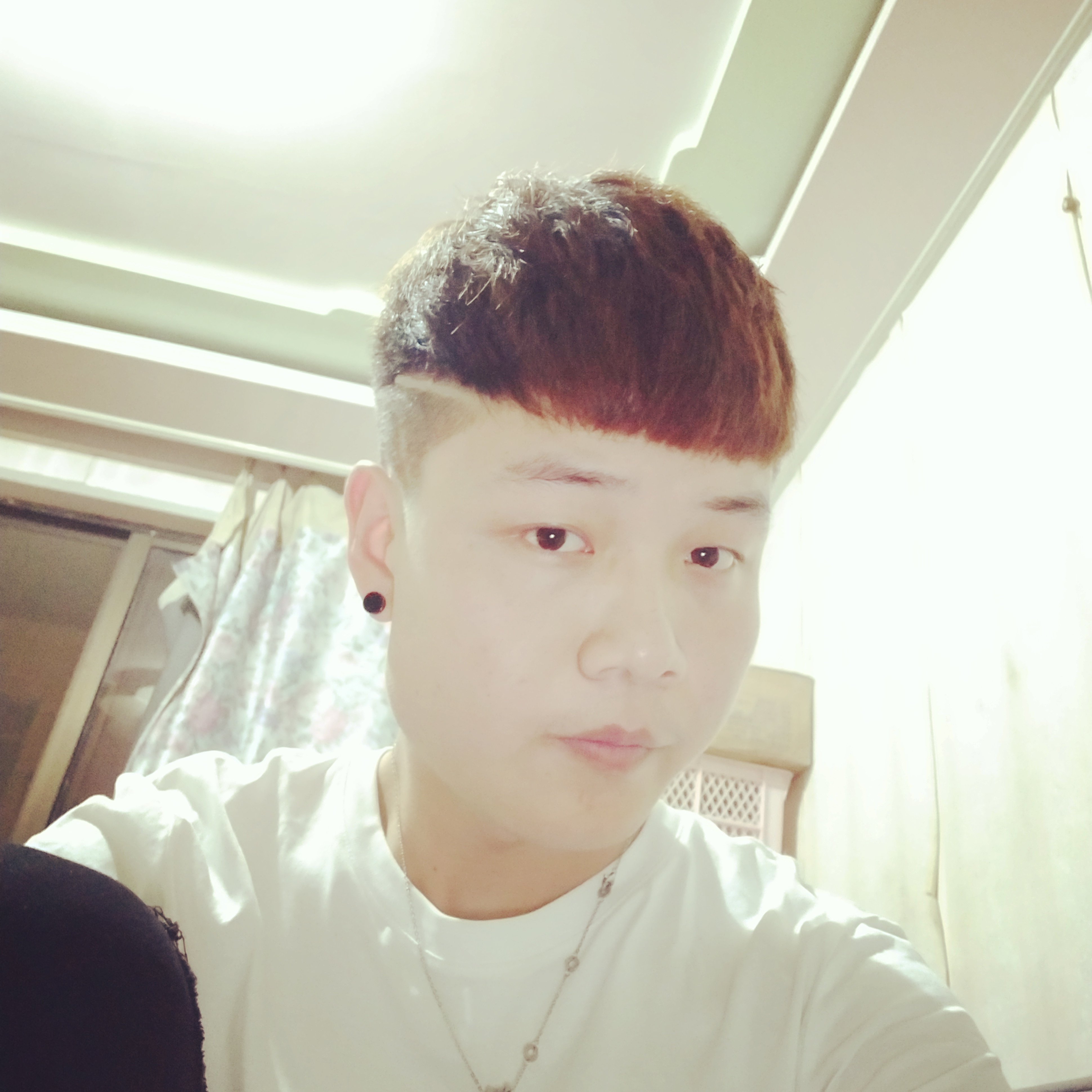 草丛回眸缠绵的照片