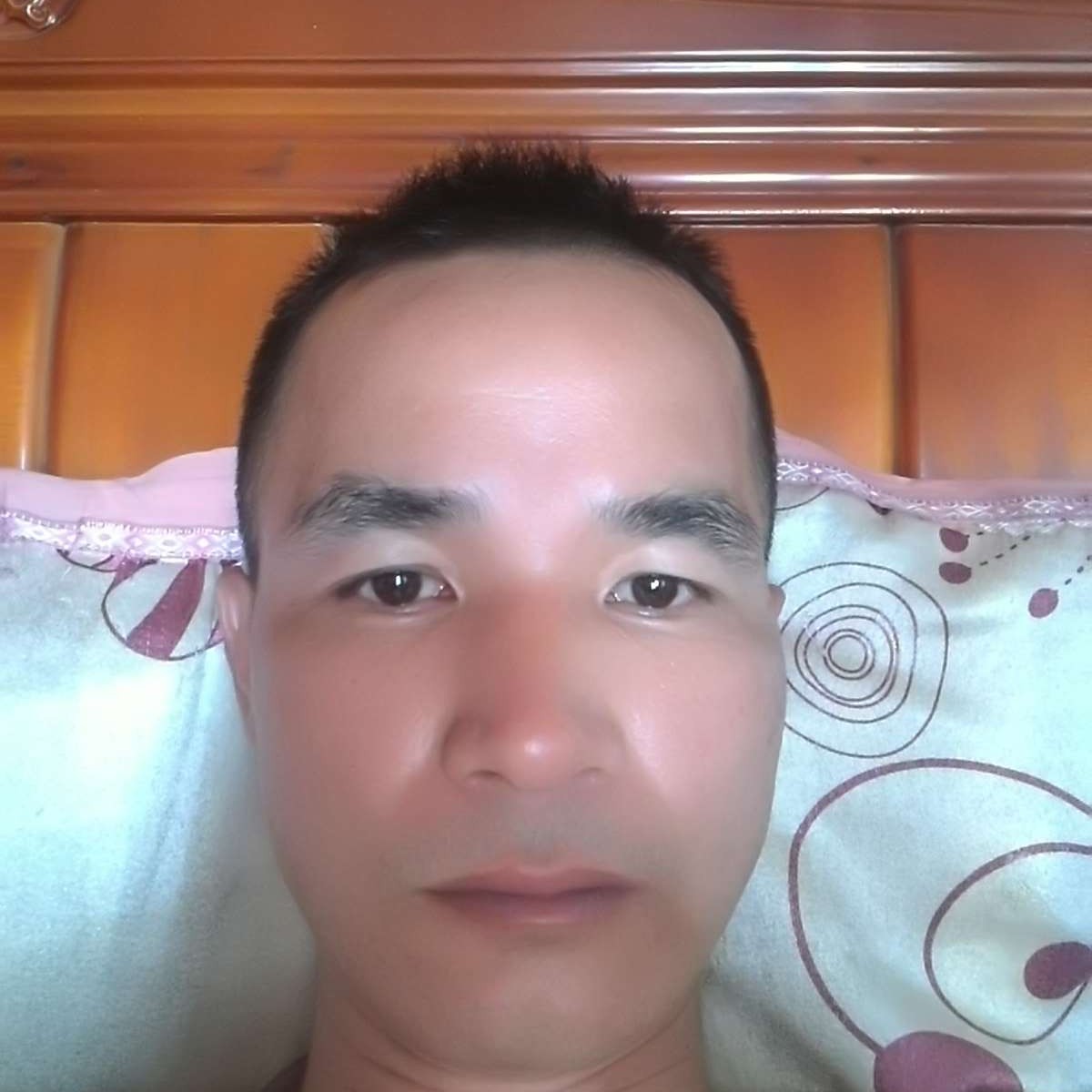 泪雨深拥激情的照片