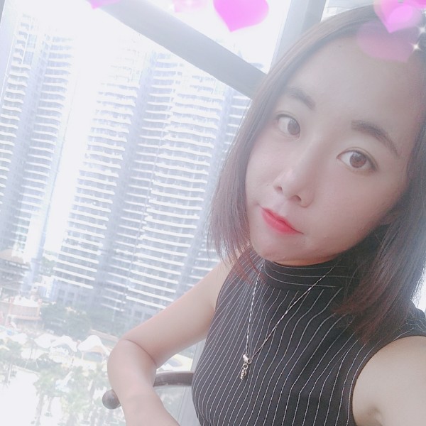天娅的照片