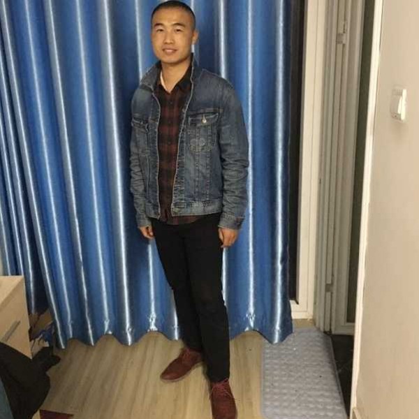 穿过流水的照片