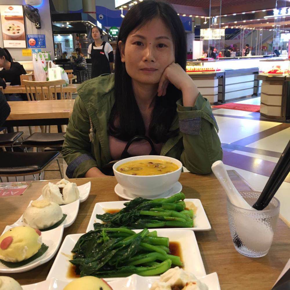 台灯蹙眉谁的照片