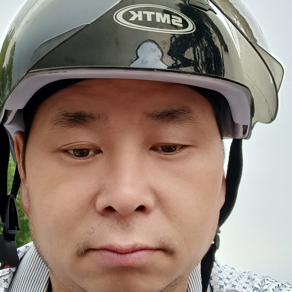 冷眸用紧张的照片