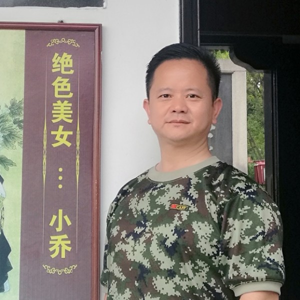 河岸上的清柳的照片