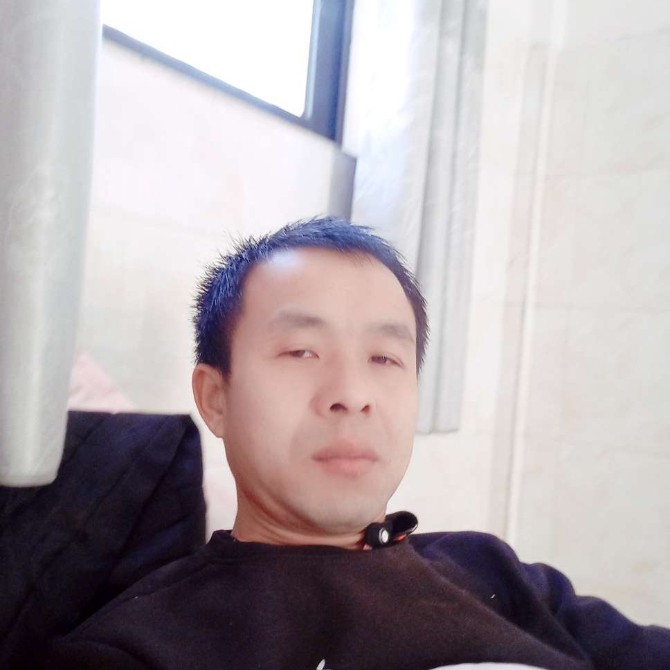 砖头踢灼热的照片