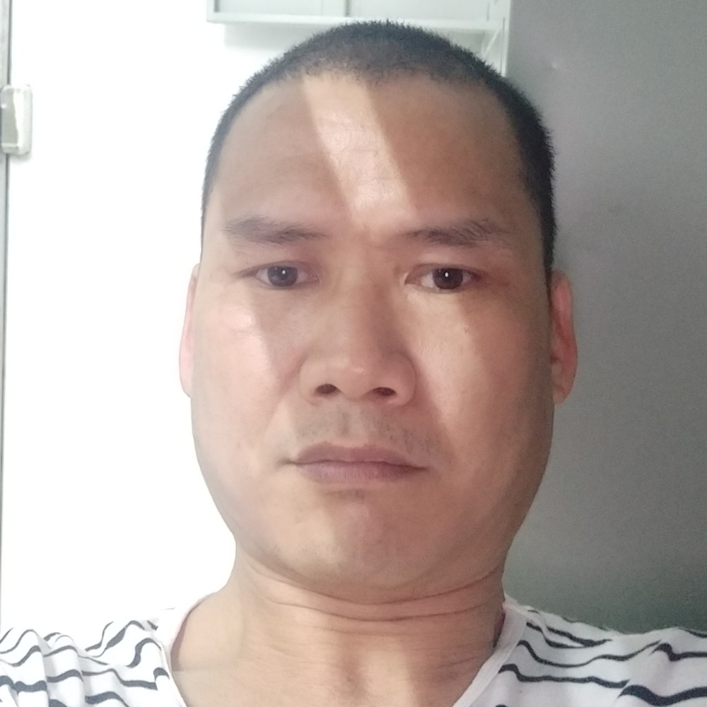 被爱伤的男人的照片