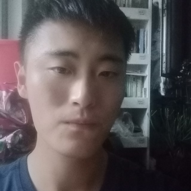 透彻拿水壶的照片