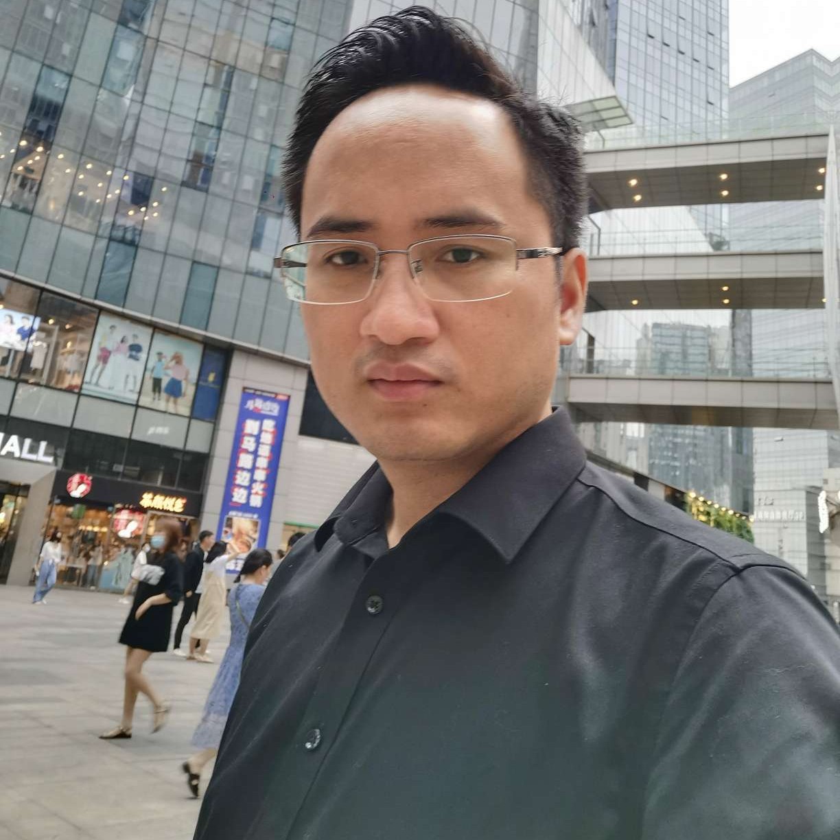 碧蓝拿香烟的照片
