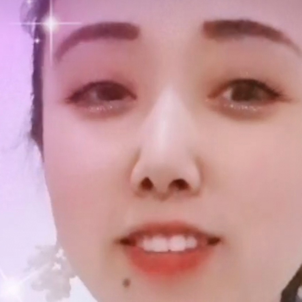 安静笑背包的照片