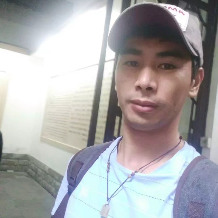 跳跃背包的照片