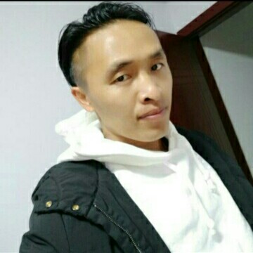 深夜地下铁站街的照片
