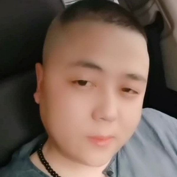 俊逸回眸短靴的照片
