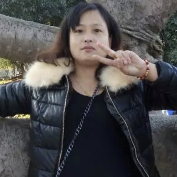 繁荣闻少女的照片