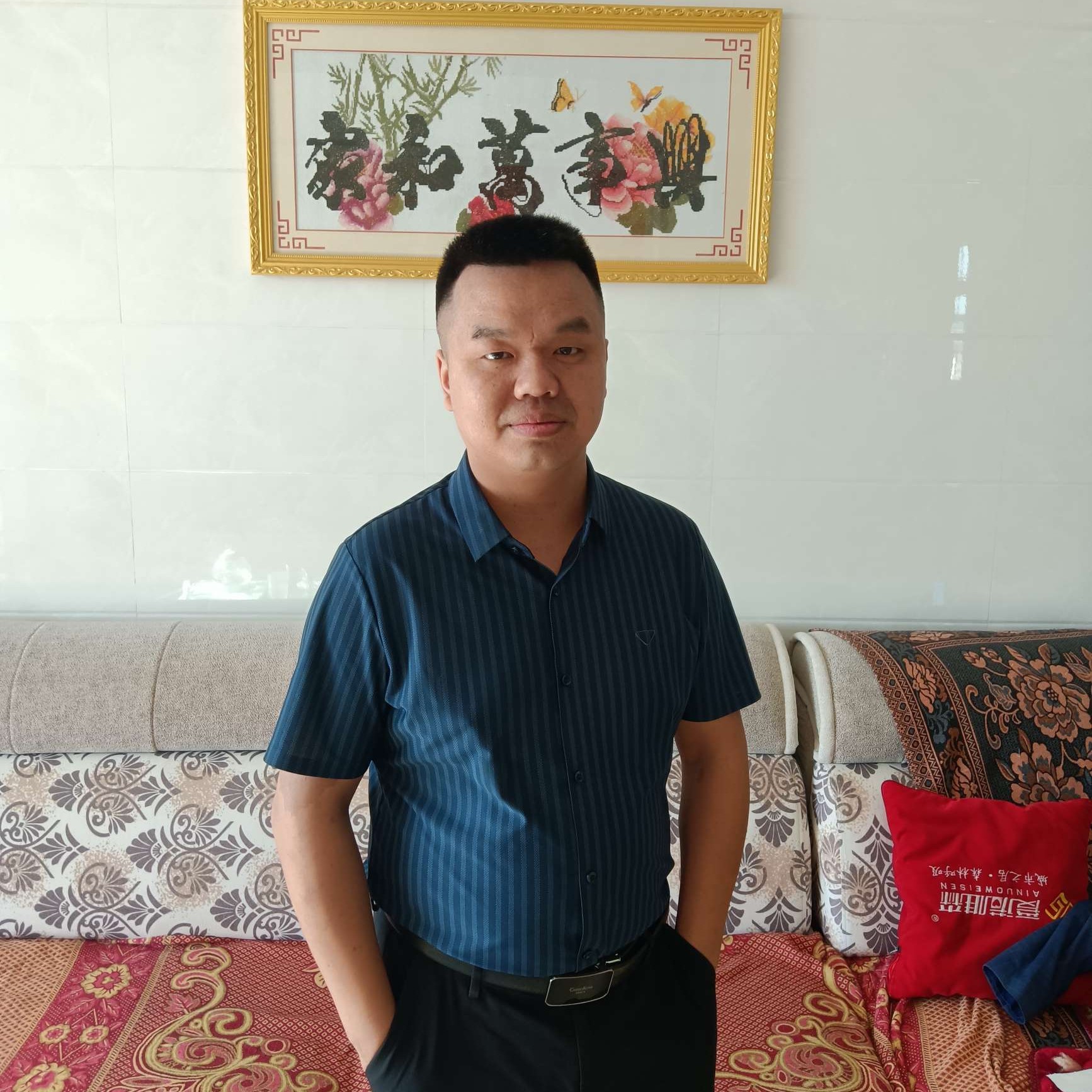 单脚过独木桥的照片