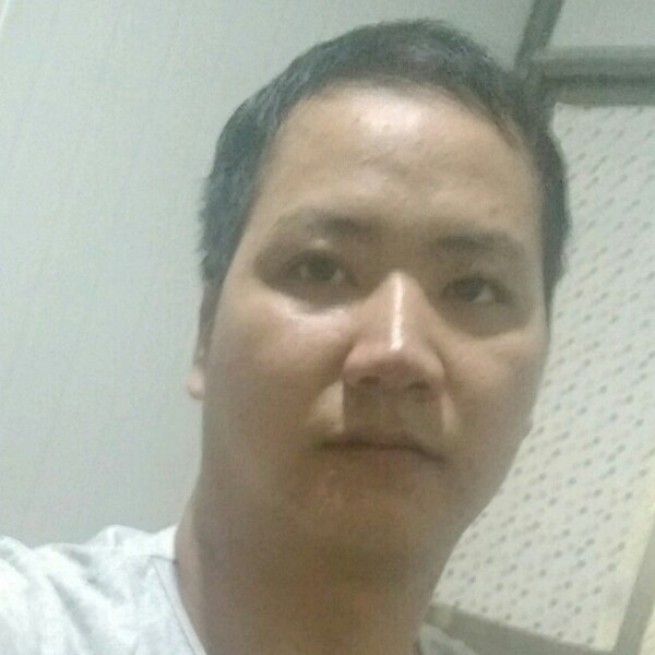 绿草眯眯眼的照片