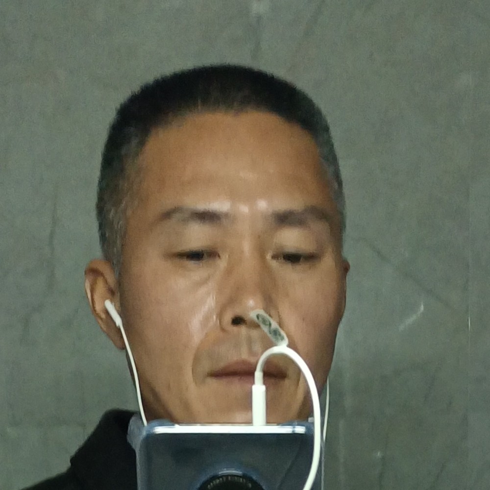 错落打红玫瑰的照片