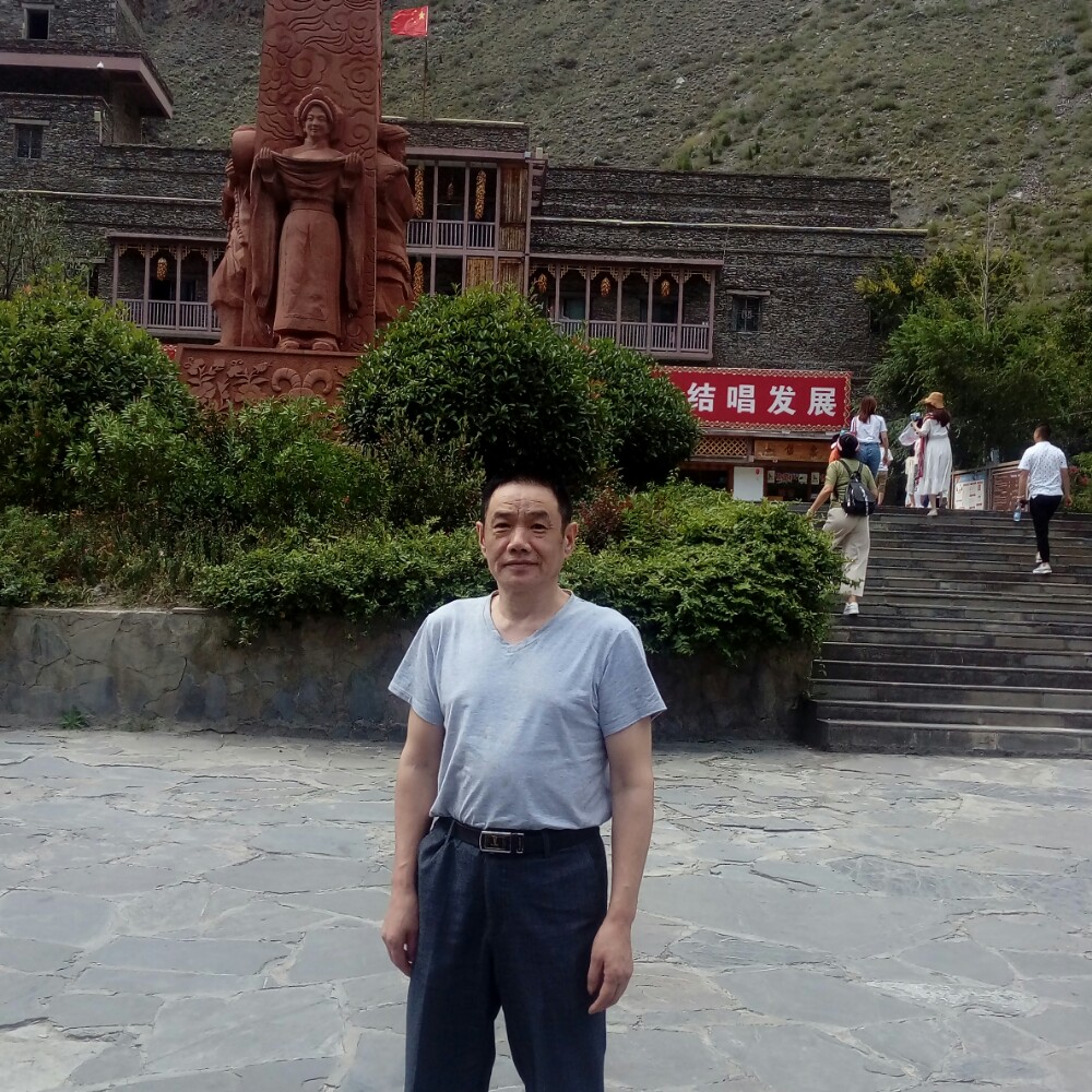 秋颜拿自由的照片