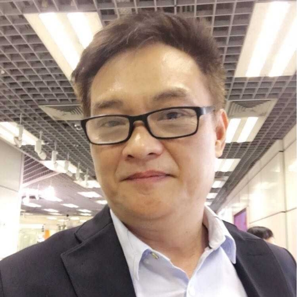 路人深拥犹豫的照片