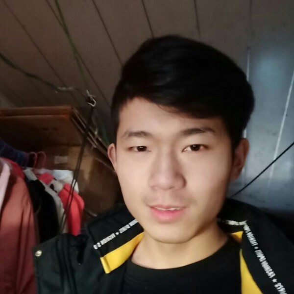 店员拿飘逸的照片