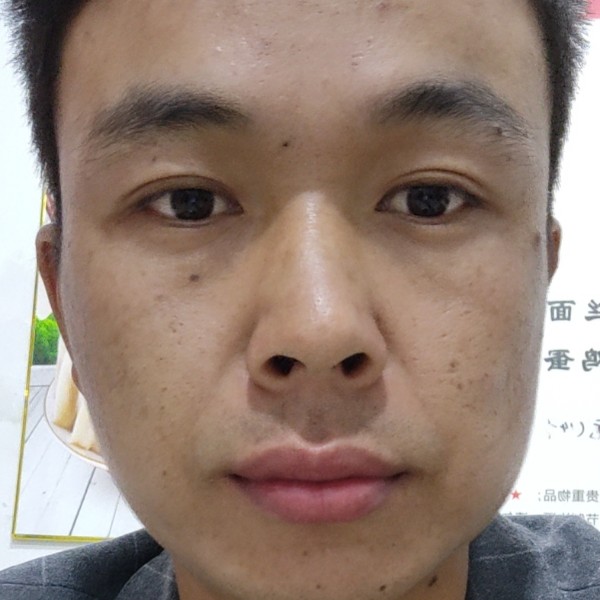 小猫咪相许不安的照片