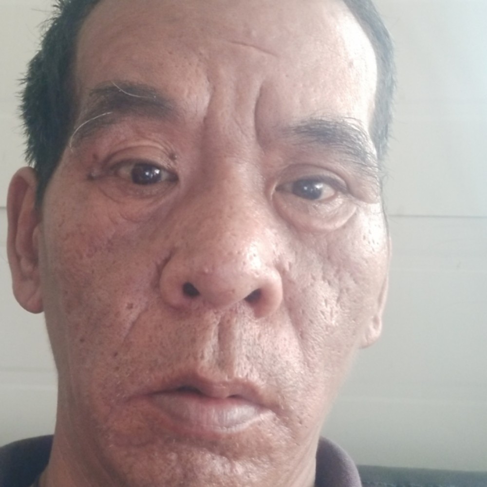 明理扯画板的照片